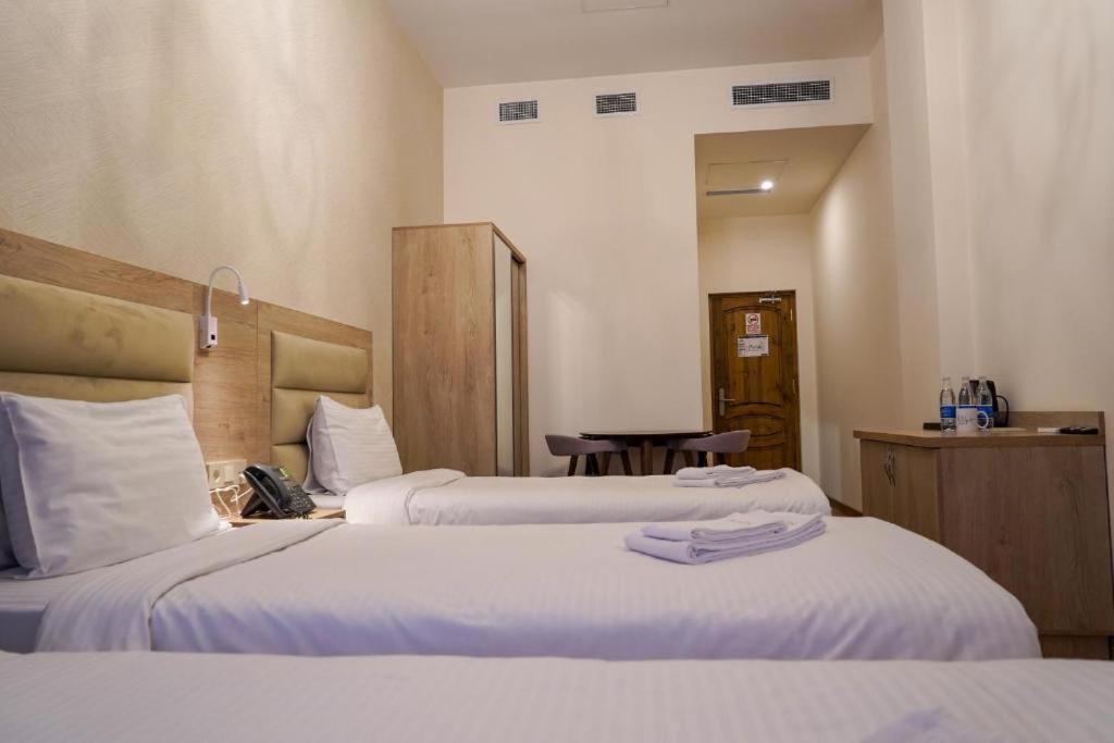 Kuma Hotel Gjoemri Buitenkant foto